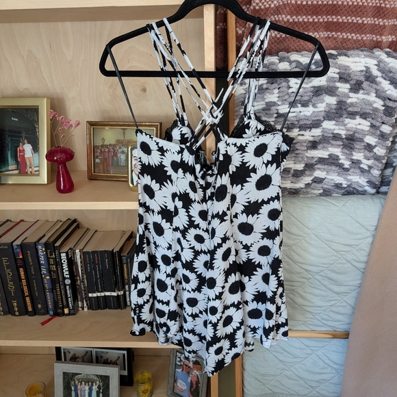 Black & White Daisy Print Romper - Picture 4 of 5